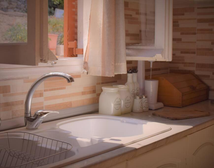 Kiki'S Beautiful House On Famous Village Pentati Exterior photo
